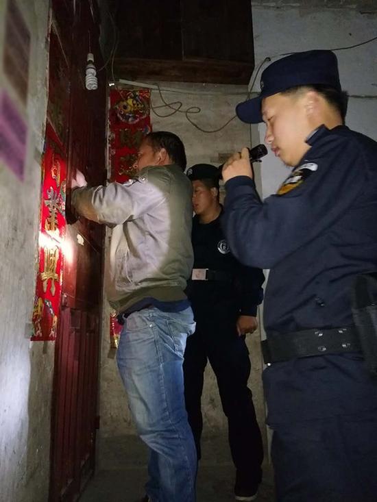 神农架粗心妈妈误将幼女锁家中 