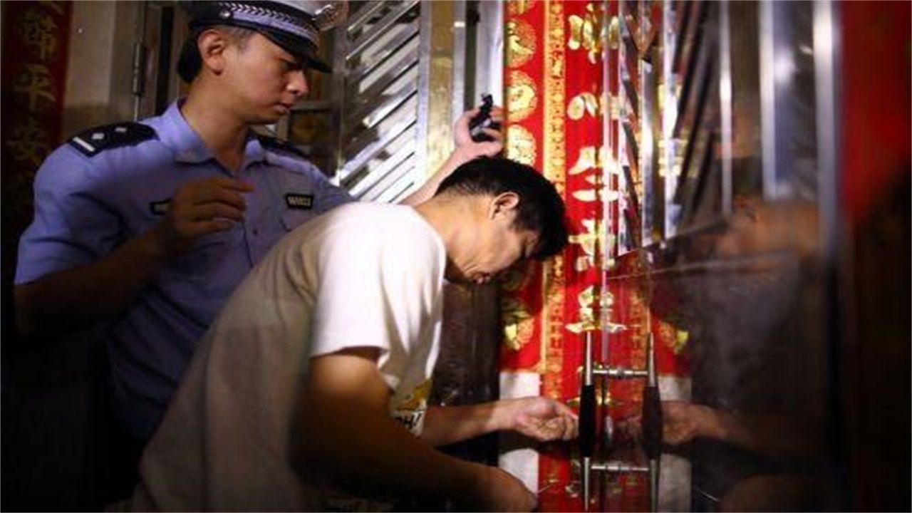 神农架请开锁师傅开了锁后，师傅